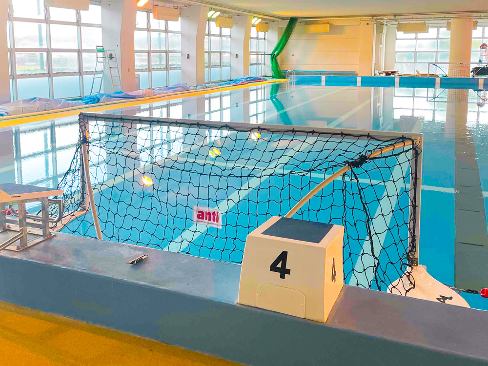 整備された屋内水球プールの様子